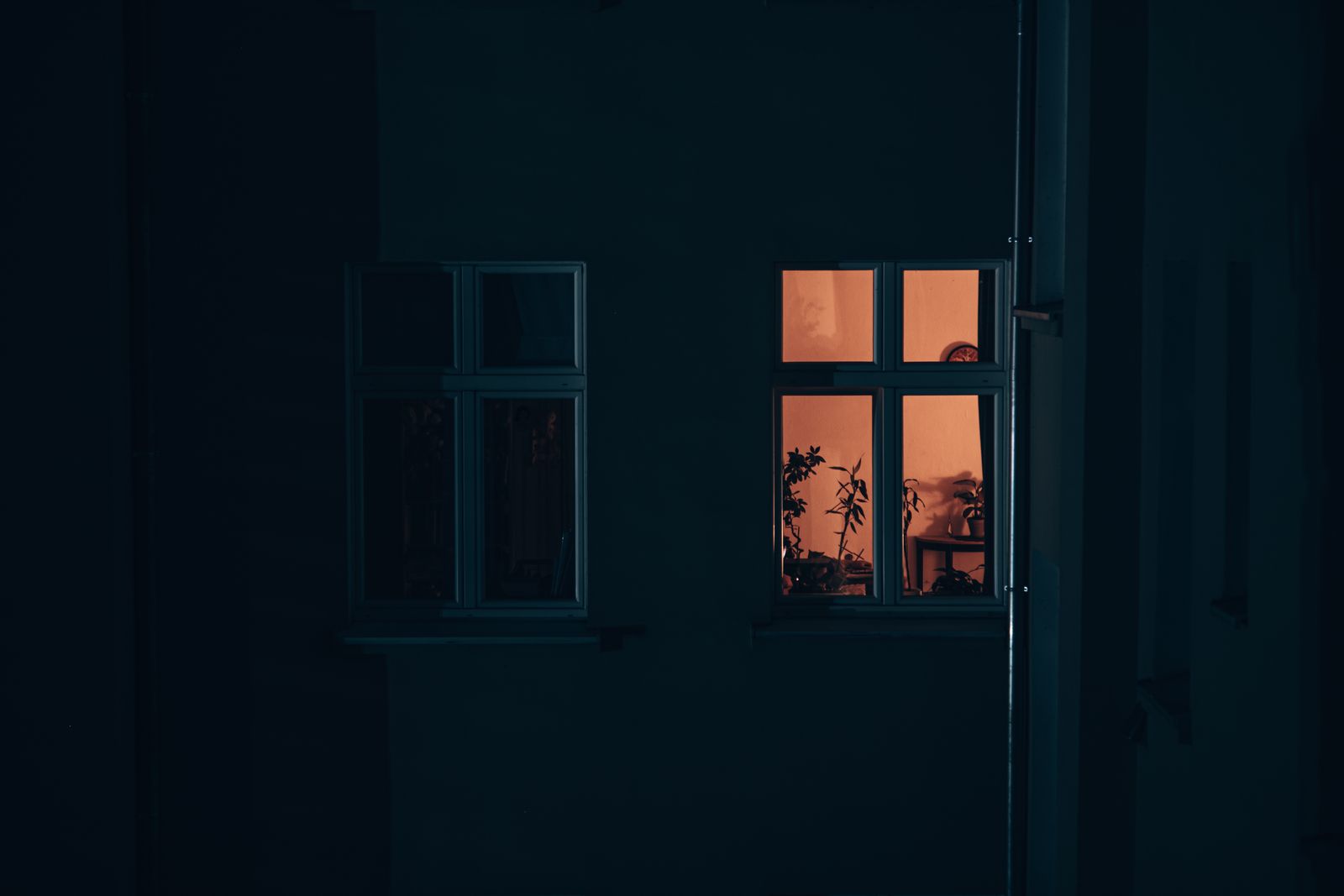 Wohnhaus bei Nacht, ein Fenster erleuchtet, daneben Schadenakte und Regulierungen